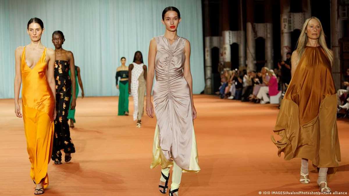 नये कपड़े खरीदने से पहले यह सोचिये कि धरती पर कितना बोझ बढ़ेगा